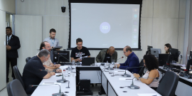 Seis parlamentares em reunião, sentados à mesa.