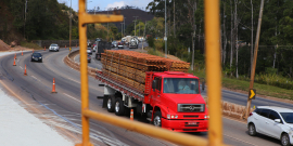 Imagem do Anel Rodoviário com trânsito intenso. Destaque para caminhão vermelho que desce a rodovia