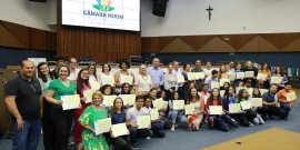 Mais de 40 alunos e diversos professores recebem certificado de participação do Projeto Câmara Mirim