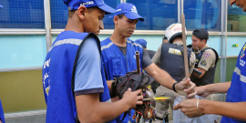 Fiscais vestidos de azul reunidos na rua em ação da Regulação Urbana