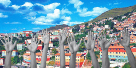 Oito mãos levantadas, com foto de favela ao fundo.