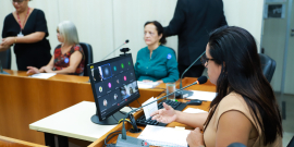 Imagem da vereadora Loide Gonçalves (MDB) presidindo a audiência pública. ao lado duas moradoras do bairro Tupi também participam da audiência