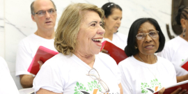 Imagem de um coral composto por pessoas idosas. 