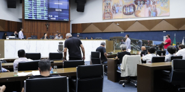 Foto em plano aberto do Plenário Amintas de Barros, com vereadores em reunião.