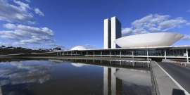 foto mostra prédio do Congresso Nacional, com a Câmara dos Deputados à frente