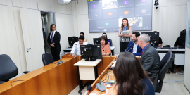 Vereadores reunidos no Plenário Camil Caram