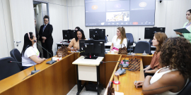 Vereadoras reunidas no Plenário Camil Caram