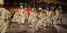 Mulheres em bloco carnavalesco em roupas típicas
