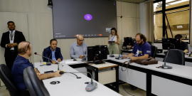 Vereadores assentados no Plenário Helvécio Arantes em reunião da comissão