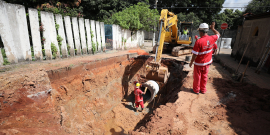 funcionários da prefeitura realizam obras de reconstrução em via da região do Barreiro