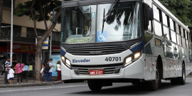 Ônibus da BHTrans em via de Belo Horizonte