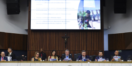 Parlamentares e prefeito no Plenário Amintas de Barros
