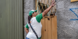 agente de saúde aciona campainha de residência