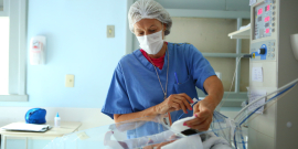 Enfermeira atendendo bebê em uti neonatal