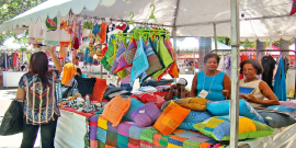 comerciantes expõem produtos em barraca de feira