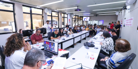 Vereadoras e convidados debatem no Plenário Helvécio Arantes, ao fundo é possível ver plateia com mais pessoas presentes