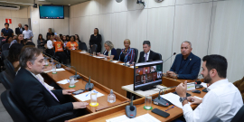 Vereadores e convidados no Plenário Camil Caram