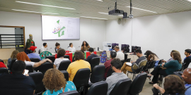 Vereadores e plateia assistindo seminário