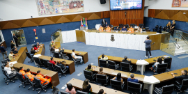 Vereadores, convidados e plateia no Plenário Amintas de Barros