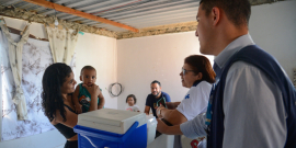 Equipe de saúde em atendimento a mulher com bebê