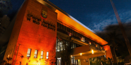 Fachada da Câmara Municipal com iluminação laranja