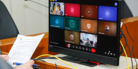 Tela de computador mostra vereadores presentes virtualmente em reunião de comissão