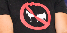 imagem de camiseta com o símbolo de proibido sobre animal transportando carroça