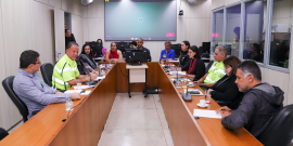 parlamentares e participantes presentes em audiência pública na câmara municipal de bh