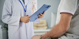 Paciente homem em consulta com médico