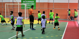 crianças praticam futebol de salão em quadra pública de belo horizonte
