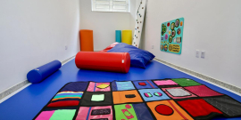 Sala com materiais lúdicos para crianças