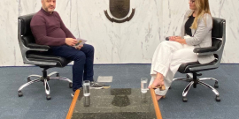O jornalista Alessandro Duarte e a vereadora Flávia Borja em entrevista no Plenário Amintas de Barros
