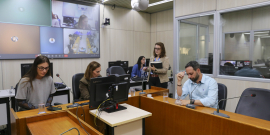 parlamentares presentes em reunião de comissão