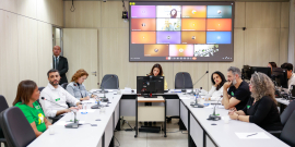 parlamentares e participantes presentes em audiência pública na câmara municipal de bh