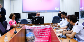 parlamentares e participantes presentes em reunião na câmara municipal de bh