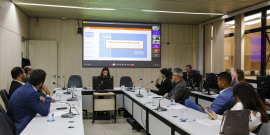 Vereadora Trópia e convidados no Plenário Helvécio Arantes