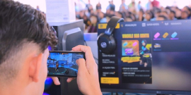 rapaz visto de costas jogando jogo eletrônico