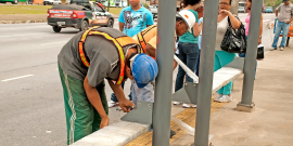 profissionais de obras fazem reparos em instalação de estação de ônibus