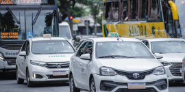 Táxis e ônibus circulam em avenida de Belo Horizonte