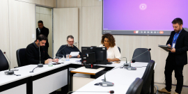 parlamentares presentes em reunião de comissão na câmara de bh