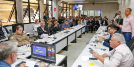 Vereadores e convidados no Plenário Helvécio Arantes