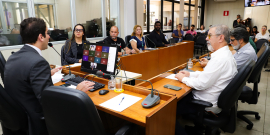 Vereadores e convidados no Plenário Helvécio Arantes