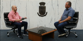 O jornalista Alessandro Duarte e o vereador Edmar Branco em entrevista no Plenário Amintas de Barros