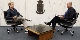 O jornalista Carlos Freitas entrevista o vereador Arruda no Plenário Amintas de Barros