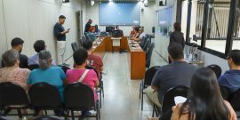 Plenário Camil Caram, com mesa ao fundo com vereadores e convidados