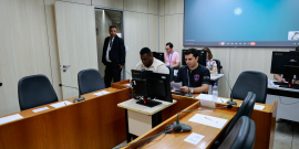 Vereadores da Comissão de Administração e Segurança Pública leem pauta da reunião