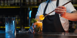 Imagem de barman preparando um coquetel