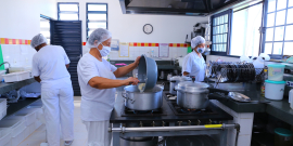 profissionais de cozinha em local e em exercício do trabalho
