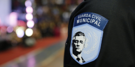imagem da manga do uniforme da guarda civil municipal com o símbolo da corporação