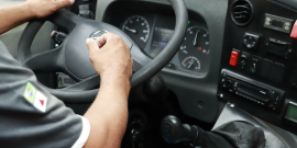 close nas mãos de motorista segurando voltante de automóvel